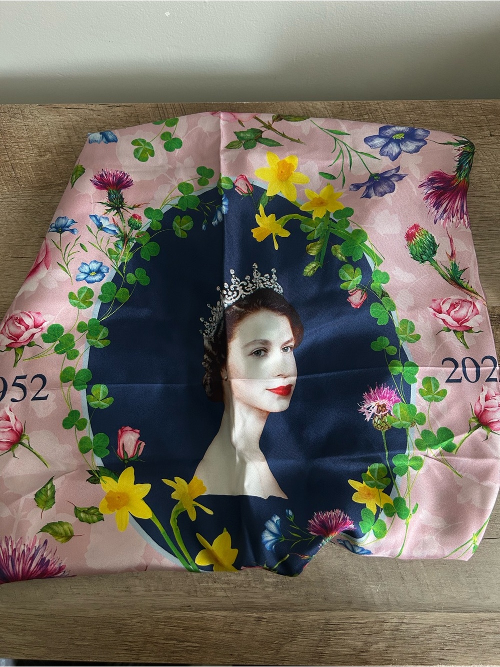 PJ Studio Accessories 100% Silk Queen Elizabeth Scarf - Picture 3 of 3